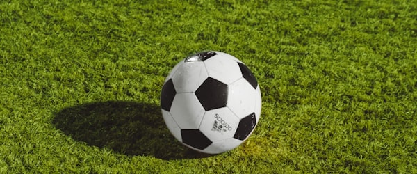 教育城体育场外观 - 钻石造型的现代化体育场